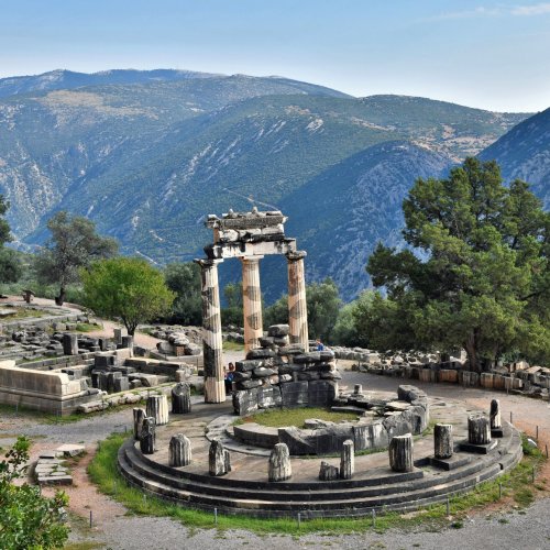 Walking and sightseeing short stay in Mainland Greece