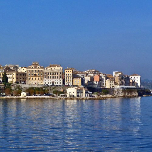 Ένα απαιτητικό ταξίδι περιπέτειας από το Αιγαίο προς το Ιόνιο. Πεζοπορία στον Όλυμπο, τα Μετέωρα, τη Χαράδρα του Βίκου και την Κέρκυρα