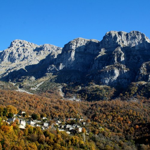 Ένα απαιτητικό ταξίδι περιπέτειας από το Αιγαίο προς το Ιόνιο. Πεζοπορία στον Όλυμπο, τα Μετέωρα, τη Χαράδρα του Βίκου και την Κέρκυρα