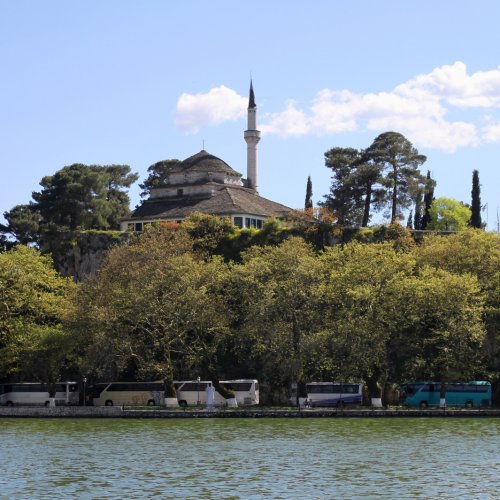 Ένα απαιτητικό ταξίδι περιπέτειας από το Αιγαίο προς το Ιόνιο. Πεζοπορία στον Όλυμπο, τα Μετέωρα, τη Χαράδρα του Βίκου και την Κέρκυρα