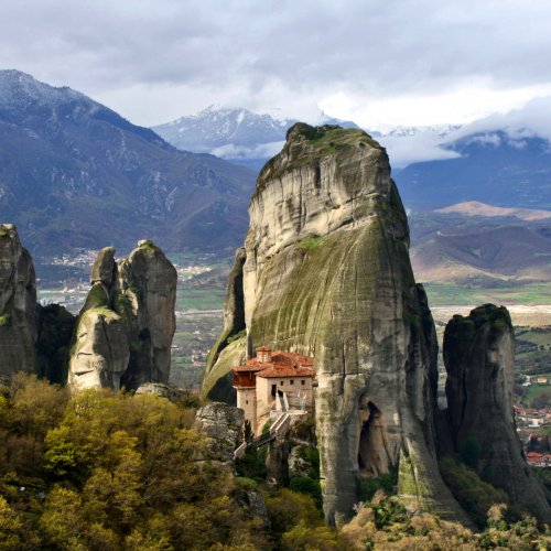 Ένα απαιτητικό ταξίδι περιπέτειας από το Αιγαίο προς το Ιόνιο. Πεζοπορία στον Όλυμπο, τα Μετέωρα, τη Χαράδρα του Βίκου και την Κέρκυρα